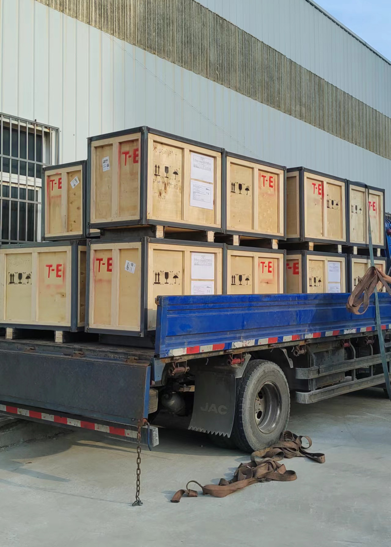 热烈祝贺我公司配套的“洛钼集团刚果(金)TFM运营项目”28箱货物33KV及11KV过电压保护器、抑制器等产品完工并顺利装车